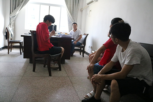 实践团队正在与石鼓镇文化站谢伟先生交谈,了解小镇的情况.JPG